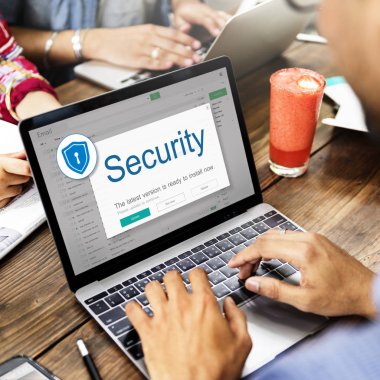 tipik dizüstü klavye üzerinde insanlar