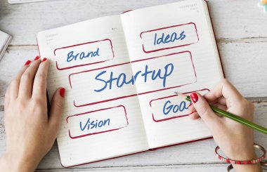 Günlüğe notlar yazan kadın