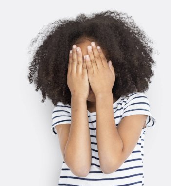 Afrikalı kız stüdyoda poz