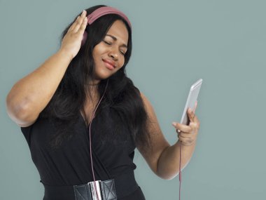 Afrikalı kadın kulaklık müzik dinleme