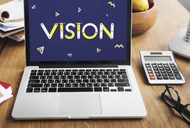 Açık tablo üstünde laptop