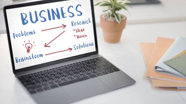 çalışma alanı tablo açılan laptop