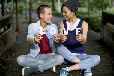 Lezbiyen çift holding harfler