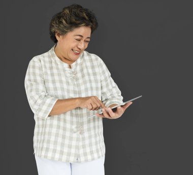  dijital tablet kullanan kadın