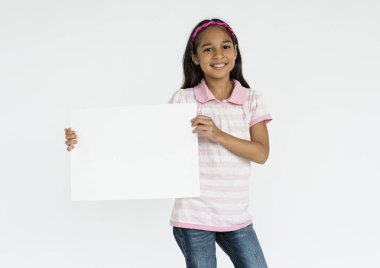 Neşeli kız holding kağıt boş