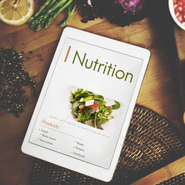 malzemeler ve tablet ile mutfak masası