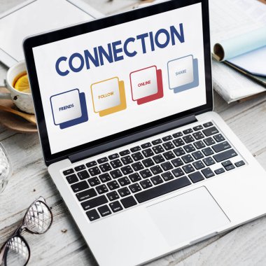 çalışma alanı tablo açılan laptop