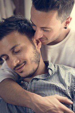 Eşcinsel çift birlikte vakit geçiriyor.