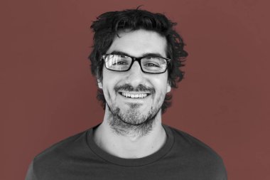 Studio gülümseyen adam