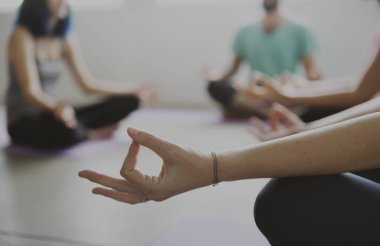 Yoga, meditasyon yapan insanlar