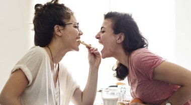 Lezbiyen çift birlikte vakit geçiriyor.