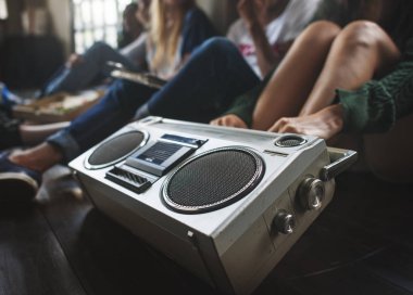 Arkadaşlar vith retro radyo