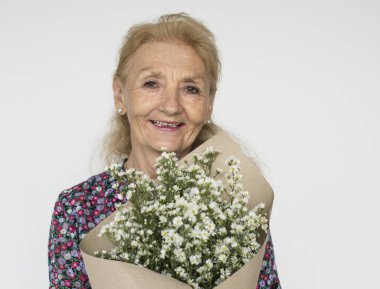  kadın kıdemli holding çiçekler 