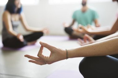 Yoga, meditasyon yapan insanlar