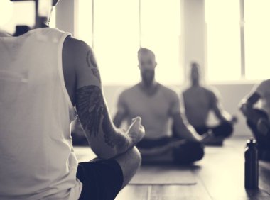 Joga sınıfındaki yapan insanlar