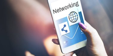 Akıllı telefon kullanan adam