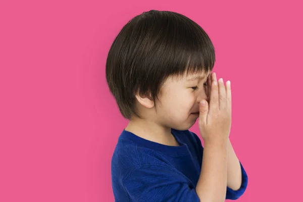 Bang Aziatische jongen die betrekking hebben op gezicht — Stockfoto