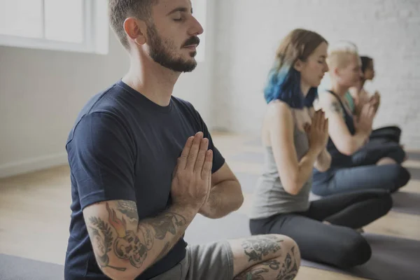 Ember csinál jóga meditáció — Stock Fotó