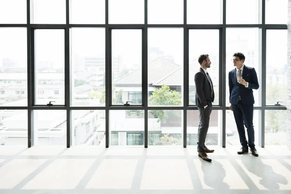 Imprenditori che lavorano in ufficio — Foto Stock