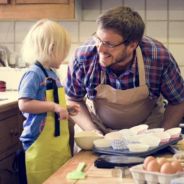 Pai e filho cozinhando juntos — Fotografia de Stock