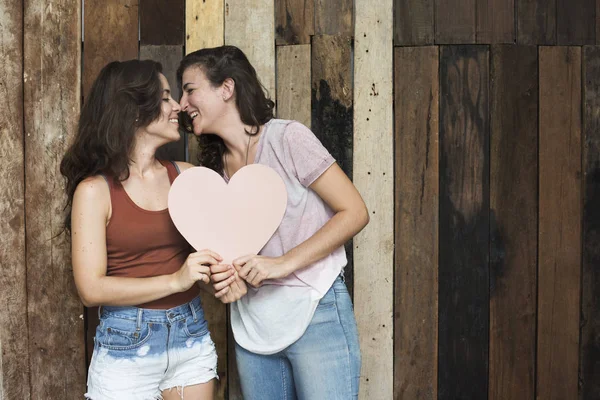Lesba páru držícího papíru srdce — Stock fotografie