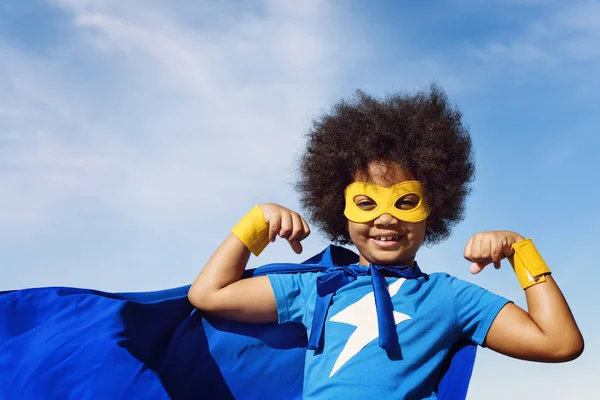Criança africana em traje de super-herói — Fotografia de Stock