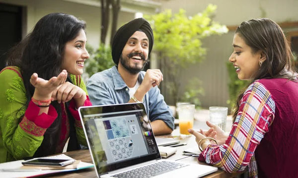 Indianos usando laptops — Fotografia de Stock