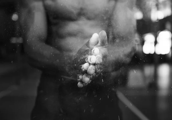 Homme faisant de l'exercice au gymnase — Photo