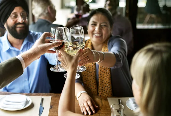 Gente de negocios bebiendo en restaurante —  Fotos de Stock