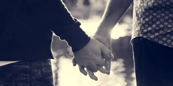Гей пара тримає руки — стокове фото
