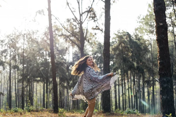 Dívka kráčející v lese — Stock fotografie