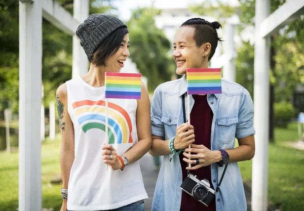 LGBT Lésbicas casal segurando bandeiras — Fotografia de Stock