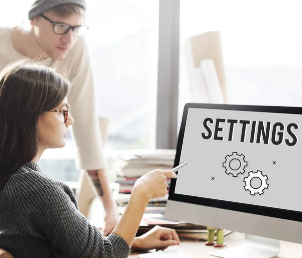 Mujer mostrando en monitor — Foto de Stock