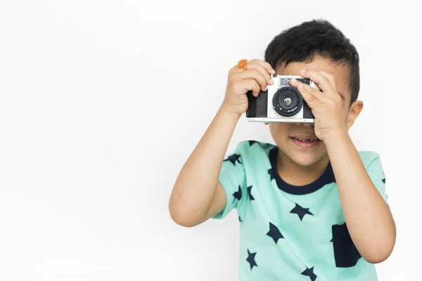 Jongen poseren met fotocamera — Stockfoto
