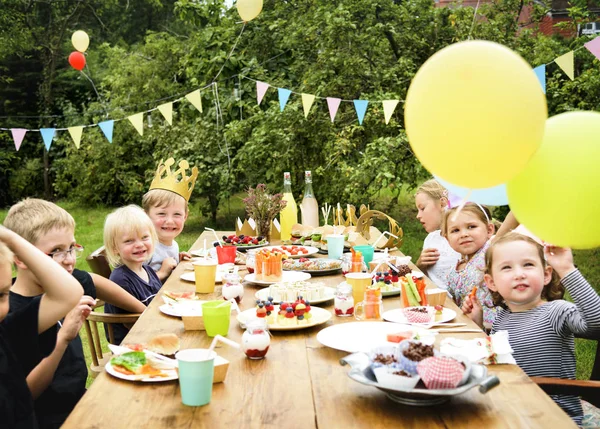 Niños celebrando cumpleaños — Foto de Stock