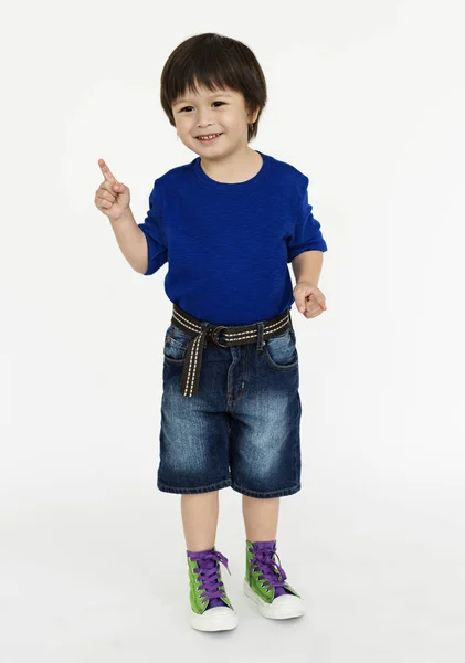 Asiatischer Junge zeigt mit dem Finger nach oben — Stockfoto