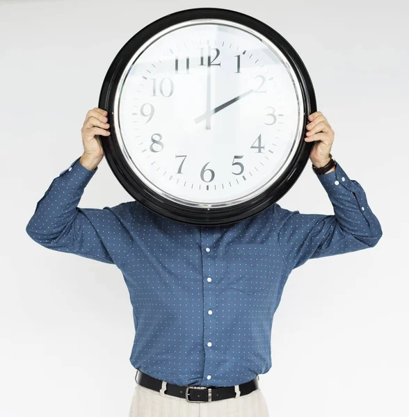 Empresario sosteniendo reloj —  Fotos de Stock