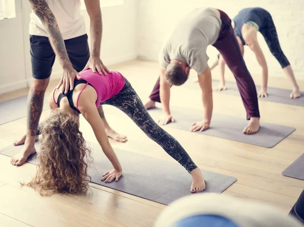 Gente haciendo joga en la clase —  Fotos de Stock