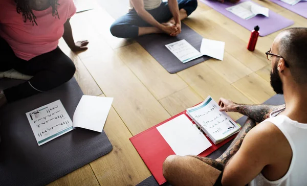 Joga sınıfındaki yapan insanlar — Stok fotoğraf