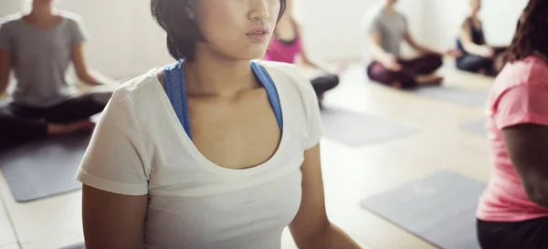 Gente haciendo joga en la clase —  Fotos de Stock