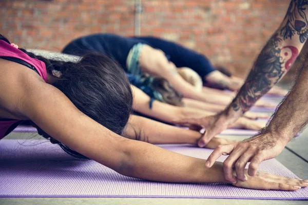 Människor som gör yoga flexibilitet övning — Stockfoto