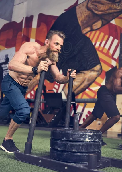 Hombre haciendo ejercicio en el gimnasio —  Fotos de Stock