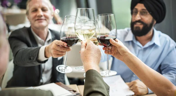 Affärsmän dricka i restaurangen — Stockfoto