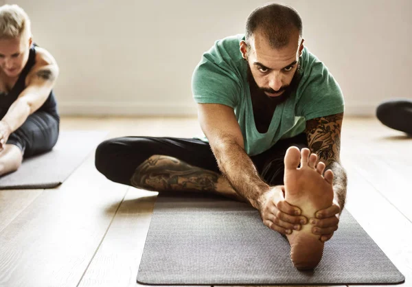 Mann macht Yoga-Übungen — Stockfoto