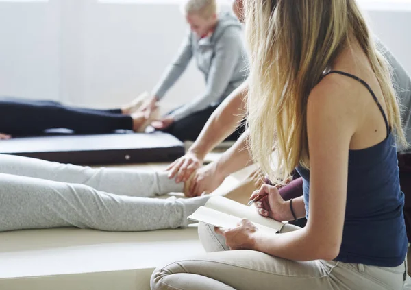 Entrenamiento de personas para hacer masajes —  Fotos de Stock