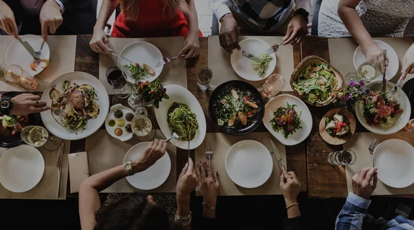Pessoas comendo em restaurante — Fotografia de Stock