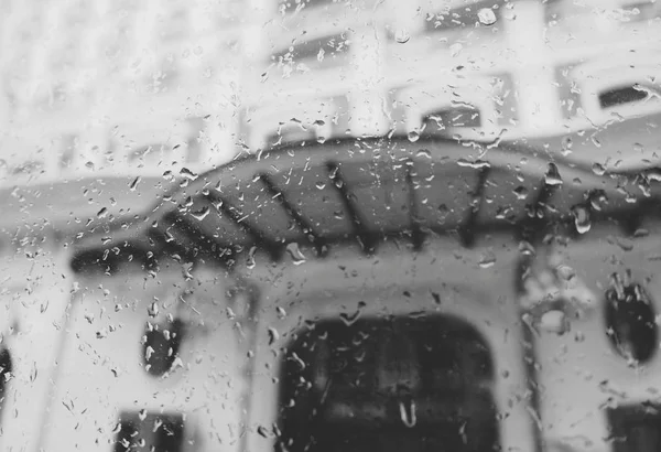 Janela de vidro com gotas de chuva — Fotografia de Stock