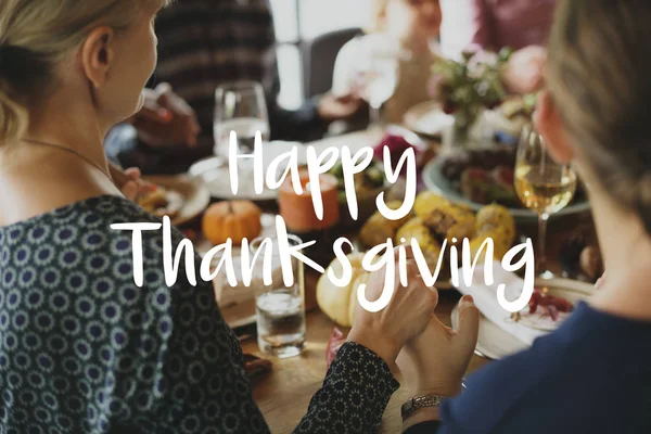 Persone che mangiano cibo per il Ringraziamento — Foto Stock