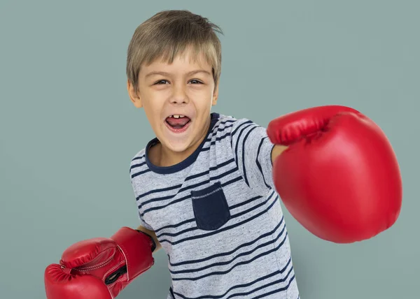 Jongen dragen van bokshandschoenen — Stockfoto