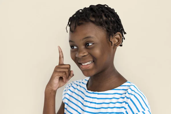 Africano menina apontando dedo para cima — Fotografia de Stock